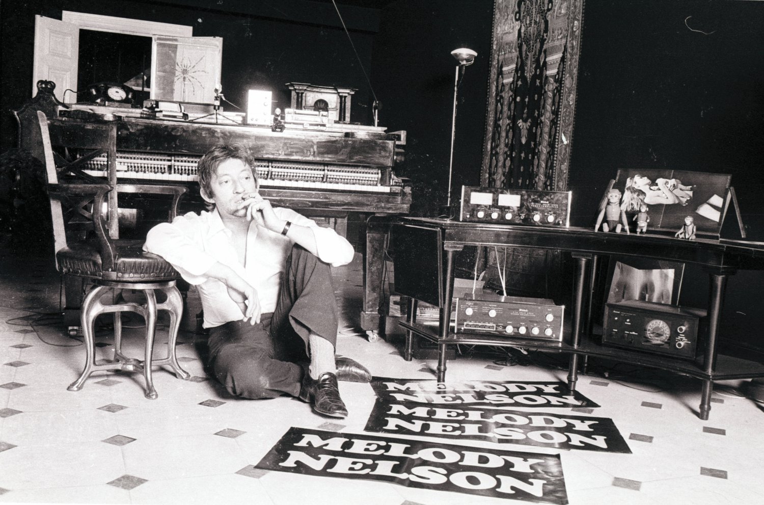 Serge Gainsbourg dans son hôtel particulier avec des affiches de Melody Nelson